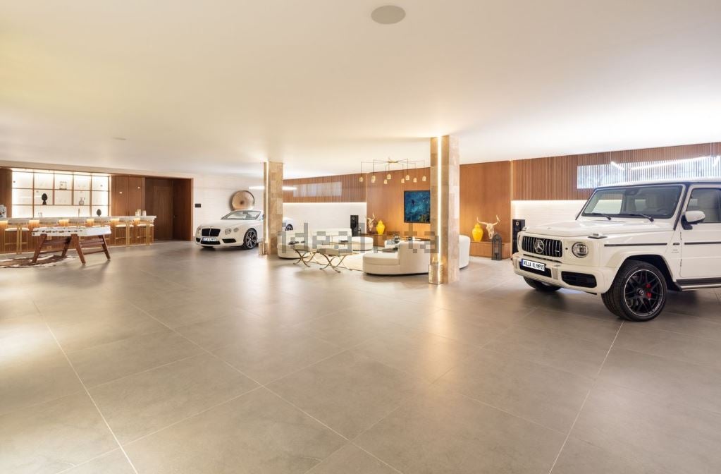 Una impresionante villa de 2.000 m 2 en una parcela de 4.700 m2 . Se encuentra en la codiciada zona de Cascada de Camojan y cuenta con 9 habitaciones, piscinas interior y exterior, gimnasio y una zona de juegos perfectamente integrada en el garaje. Un lujo solo al alcance de quien pueda desembolsar 29,5 millones de euros.