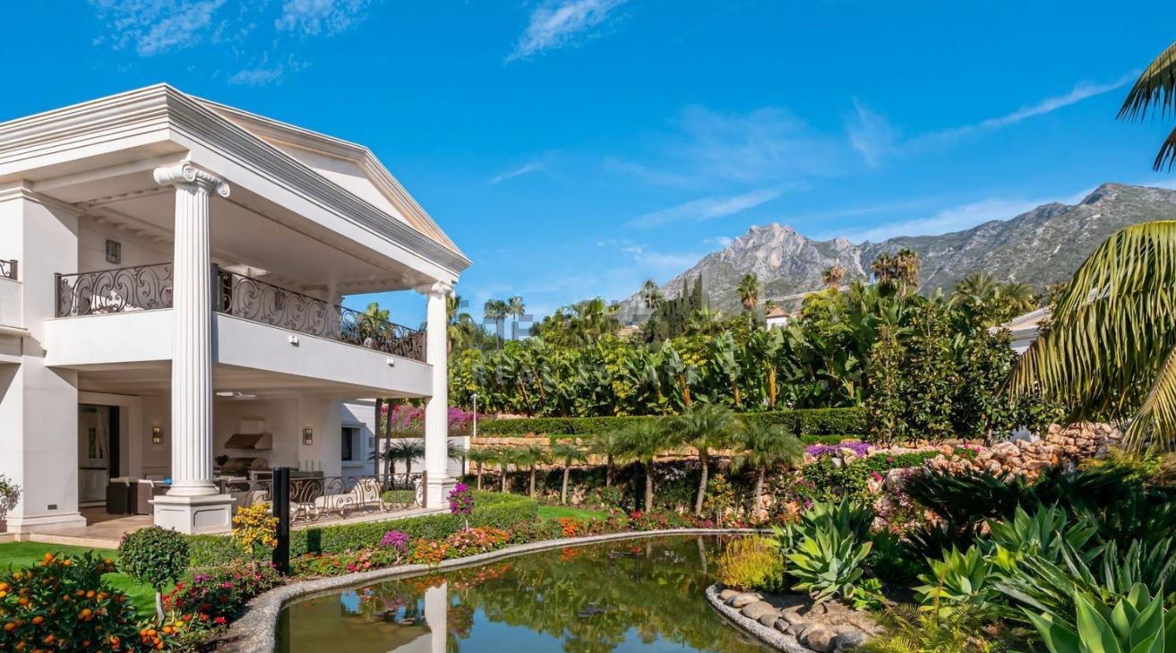 Esta espectacular propiedad palaciega se sitúa en la Milla de Oro marbellí y fue diseñada por el arquitecto Jesús del Valle Cardenete. Destaca su estilo clásico y su elegancia temporal, junto a sus 10 habitaciones y 13 baños. Esta exclusiva mansión está disponible por 28 millones de euros.