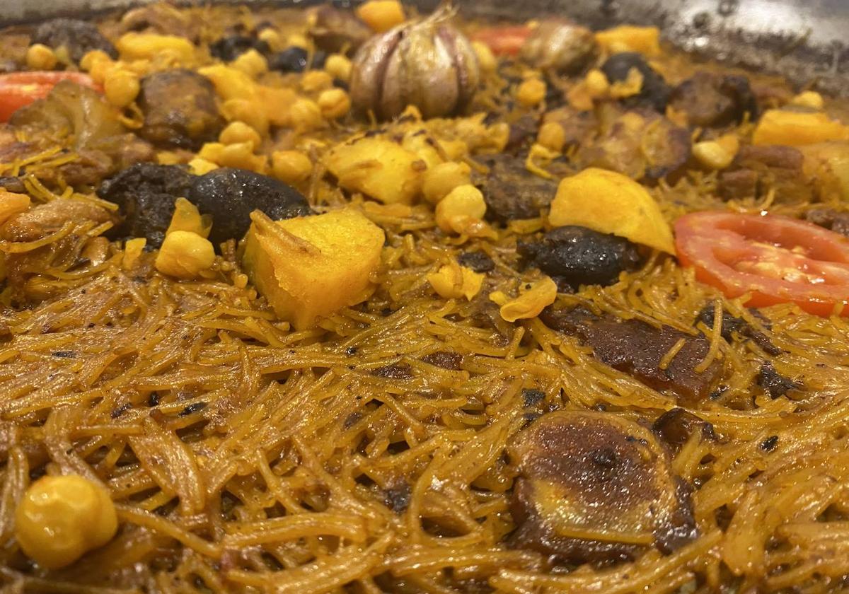 Una de las paellas (fideuàs) más sorprendentes de Valencia