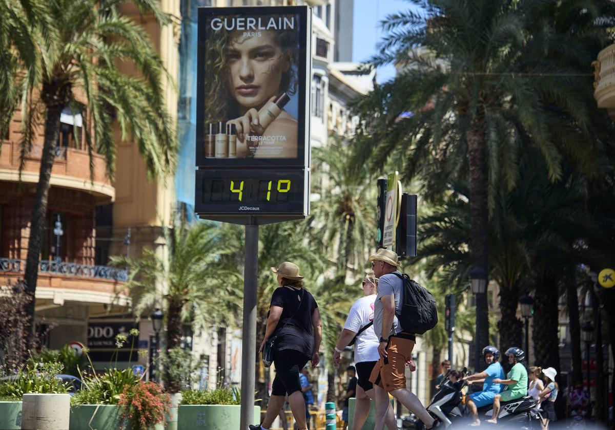 Cruceristas pasean por el centro de Valencia en plena ola de Calor