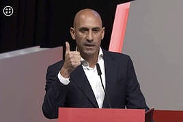 El presidente de la Real Federación Española de Fútbol, Luis Rubiales, durante su intervención en la Asamblea General
