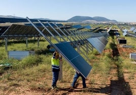 Operarios instalando placas solares en un parque de Statkraft.