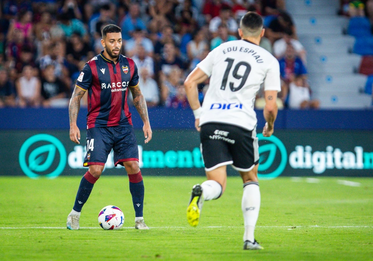 Vezo ejerciendo de lateral durante el encuentro contra el Burgos.