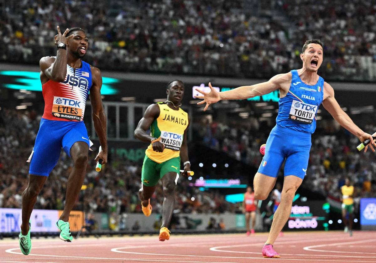 Noah Lyles y Filippo Tortu en la prueba de relevos del 4x100m