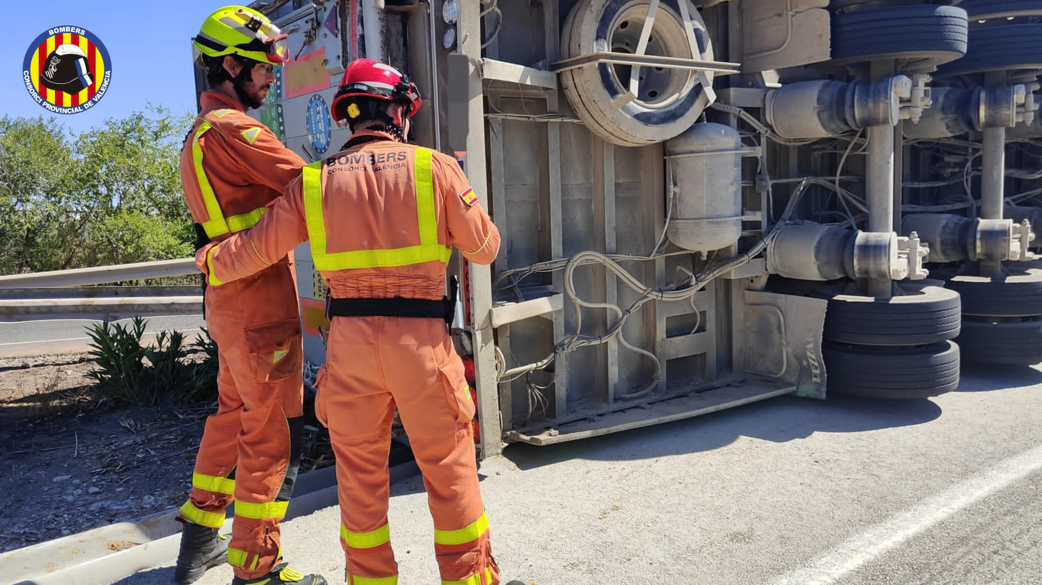 Un camión con toros vuelca en la A-3 hacia Valencia