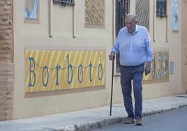 Un hombre pasea por Borbotó.