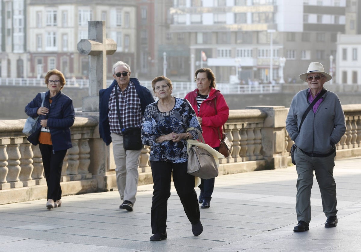 Señores mayores paseando durante sus vacaciones