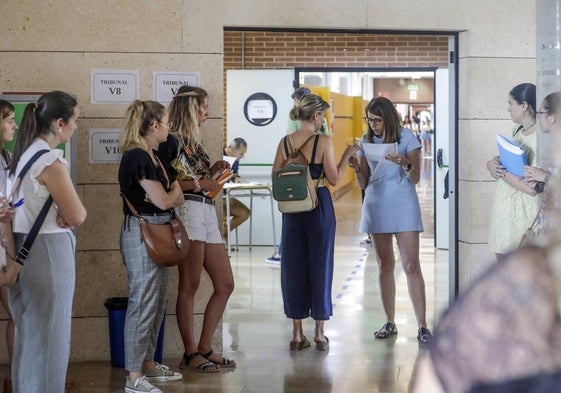 Participantes en la oposición de 2022 entrando en el tribunal asignado.