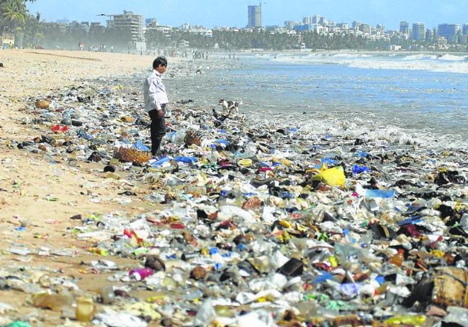 Una playa de India plagada de plásticos.