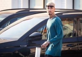 Samu Castillejo, a la salida de un entrenamiento en Paterna.