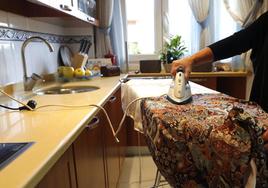 Una mujer plancha en casa en una imagen de archivo.