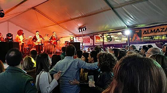 Un hombre estrella su coche contra un escenario con 250 personas en las fiestas de Almudaina en Alicante