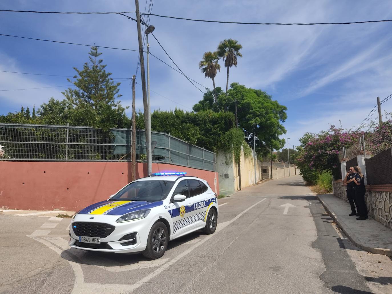 Un policía jubilado se atrinchera en una casa en Alzira y mata a su mujer