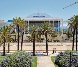 Vista del Palau de la Música desde los jardines del viejo cauce del Turia.