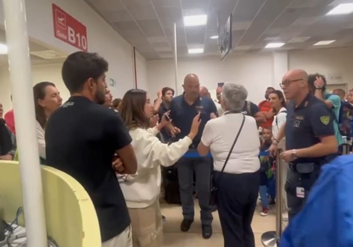 Pasajeros del vuelo de Ryanair protestan en el aeropuerto de Palermo.