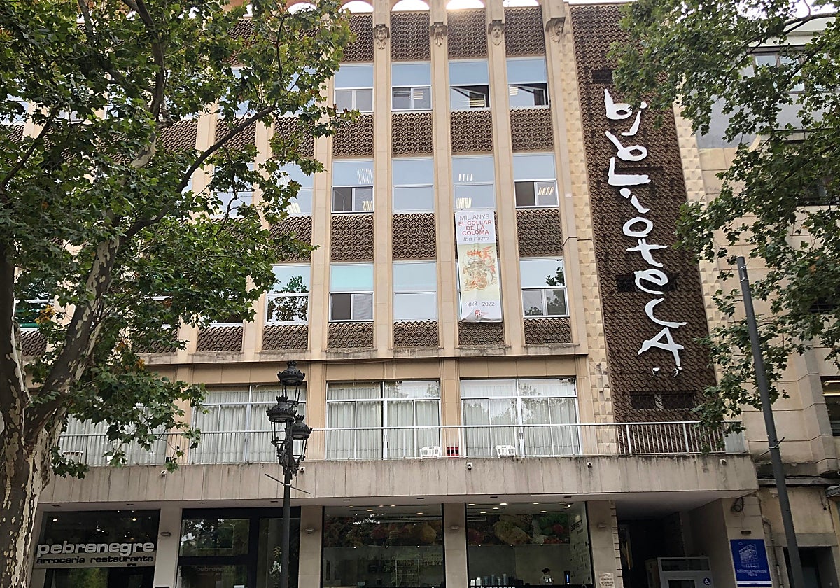 Fachada del edificio de la Biblioteca Municipal.
