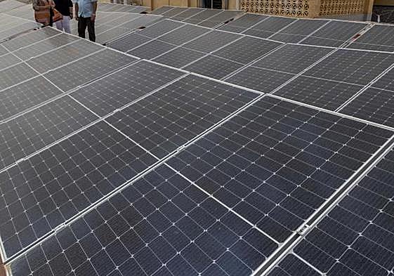 Paneles solares en edificios, en una imagen de archivo.