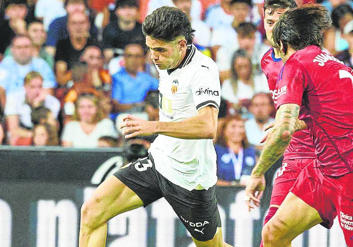 Fran Pérez, en una acción del partido frente a Osasuna.