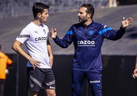 Hugo Guillamón, junto a Rubén Baraja, en un entrenamiento de la pasada temporada.