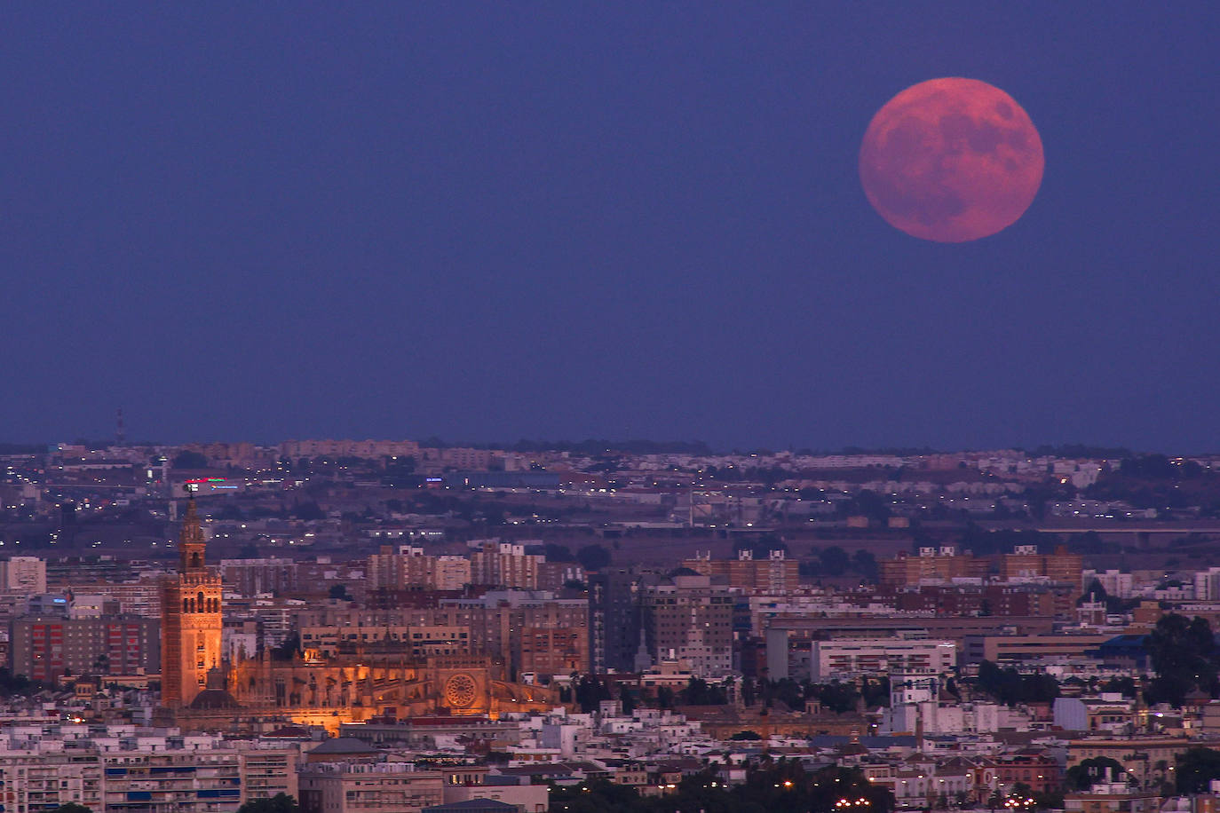 Así se vio la superluna azul de agosto por todo el mundo