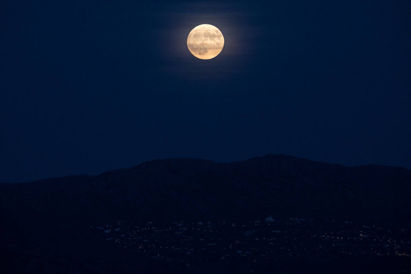 Así se vio la superluna azul de agosto por todo el mundo