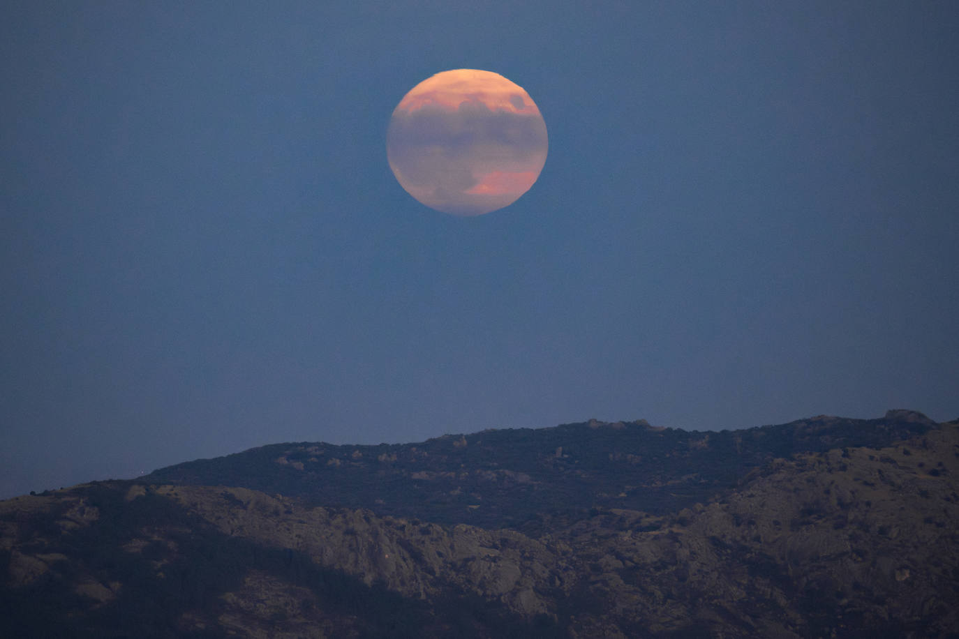 Así se vio la superluna azul de agosto por todo el mundo