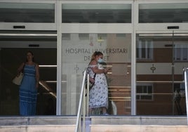 Una mujer con mascarilla en el Doctor Peset de Valencia.