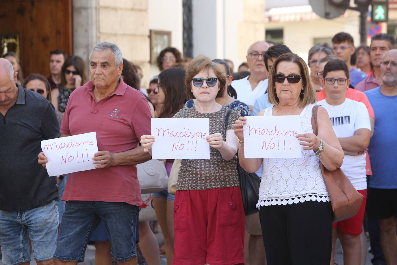Minuto de silencio por Raquel Lorente, la mujer asesinada a tiros por expareja en Alzira