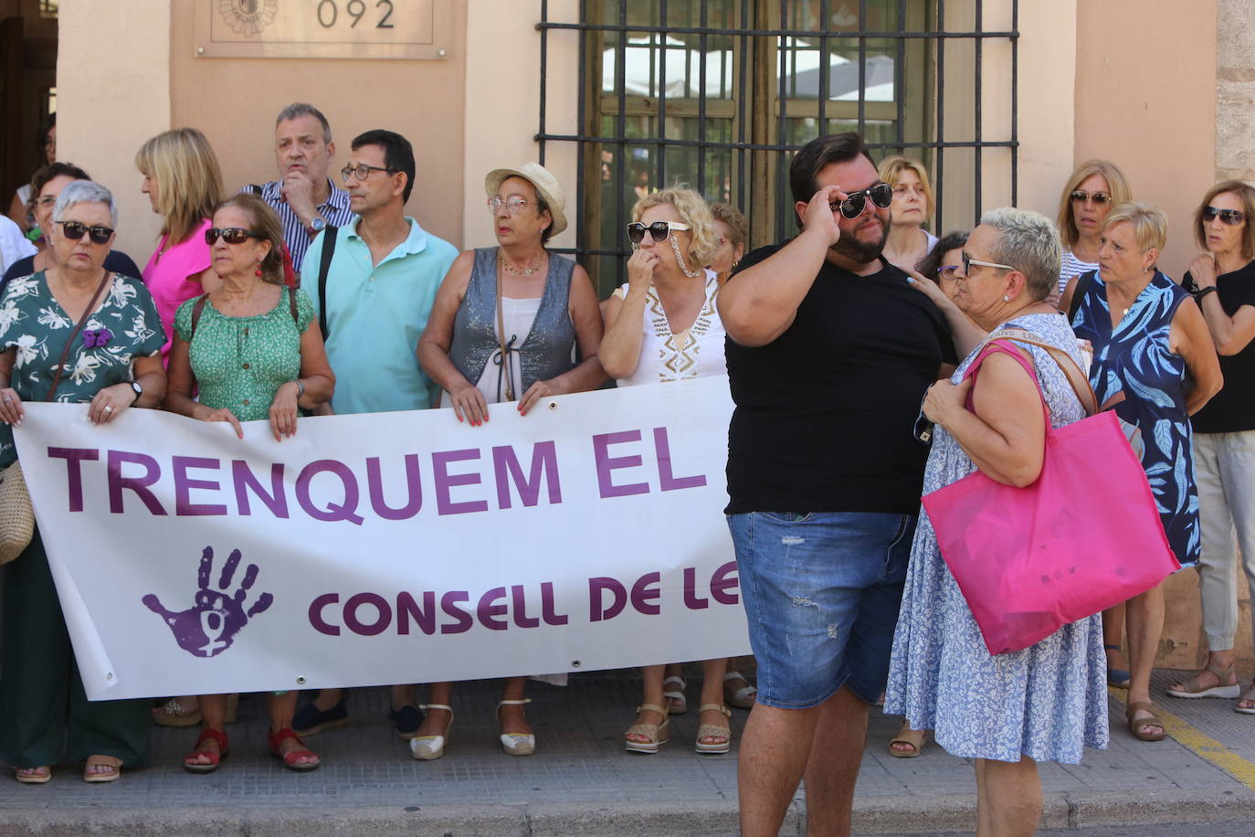 Minuto de silencio por Raquel Lorente, la mujer asesinada a tiros por expareja en Alzira