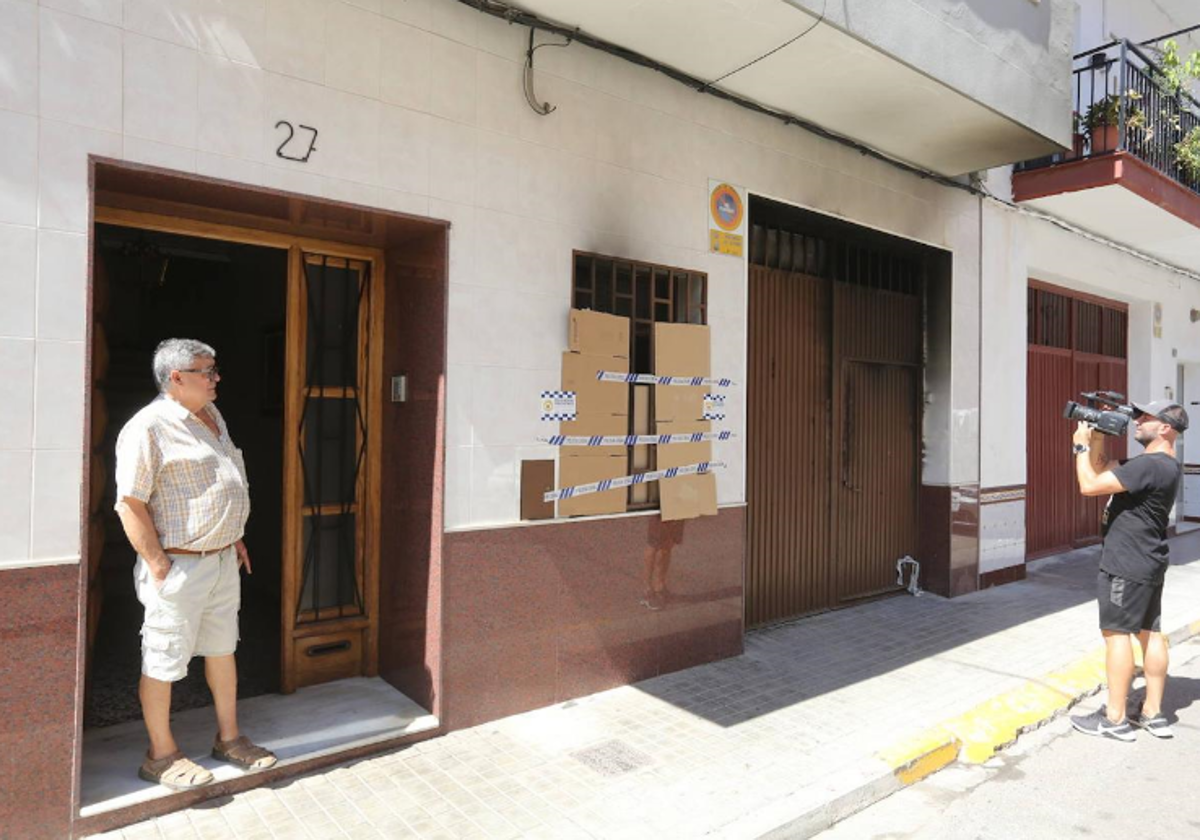 Exterior de la vivienda incendiada en L'alcúdia.