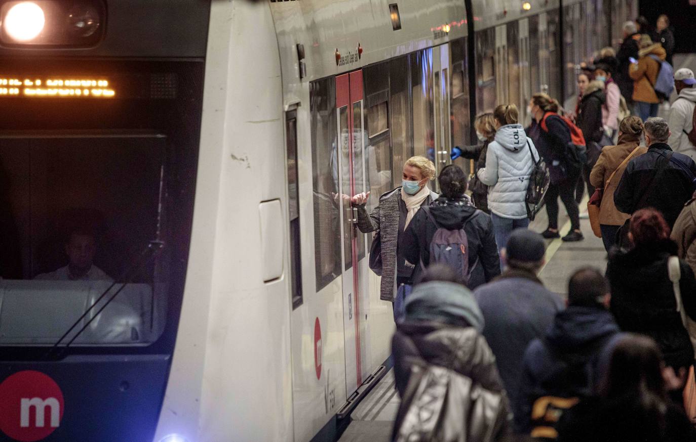 Usuarios del metro de Valencia a primera hora de la mañana.