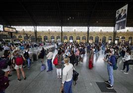 Usuarios esperando en la estación del Norte de Valencia.