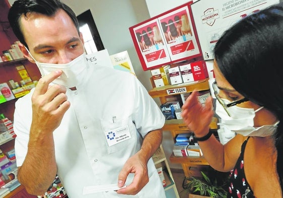 Venta de test de antígenos en una farmacia valenciana.