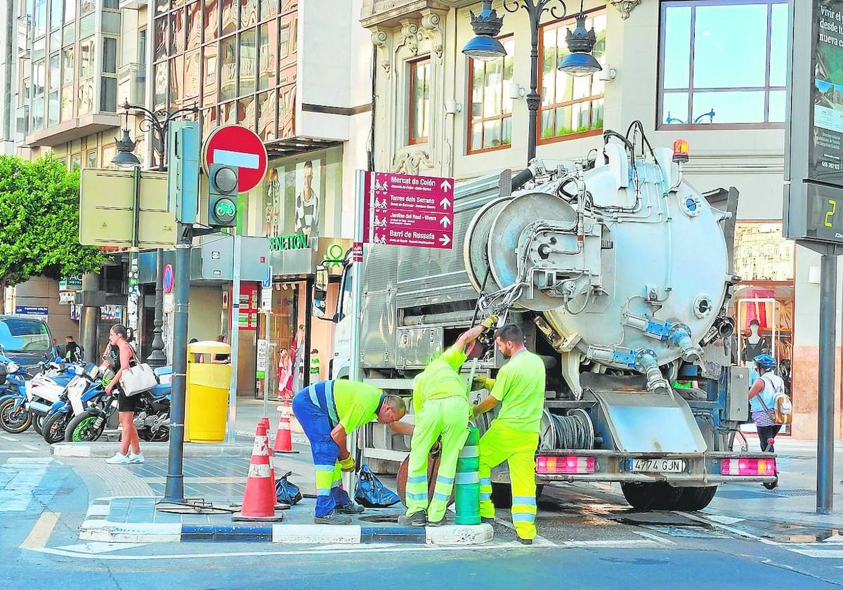 Valencia se prepara para la gota fría: revisa 72.000 imbornales y 12.000 grandes colectores