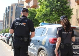 Dos agentes de la Policía Científica en la puerta del hotel.