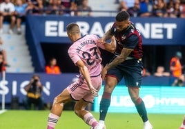 Vezo peleando por el balón con Bretones, lateral izquierdo del Oviedo.