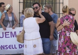 El hijo de la víctima de Alzira, conmocionado tras el asesinato de su madre.