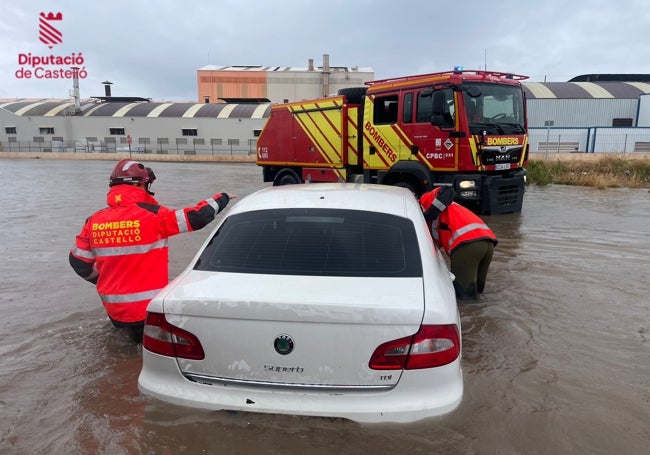 Los bomberos de Castellón, en el auxilio de un vehículo cubierto por el agua en Onda.