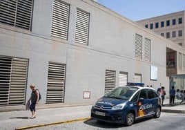 Imagen de archivo de un vehículo de la Policía Nacional en Alicante.