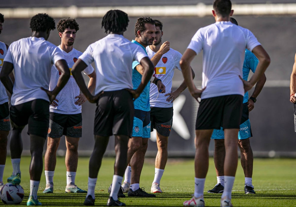 Baraja, con los jugadores en un entrenamiento.