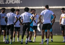 Baraja, con los jugadores en un entrenamiento.