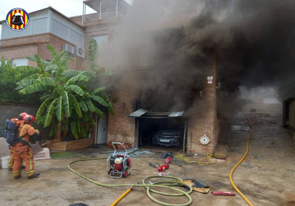 Los efectivos de Bomberos sofocan el incendio en una vivienda de Torrent.