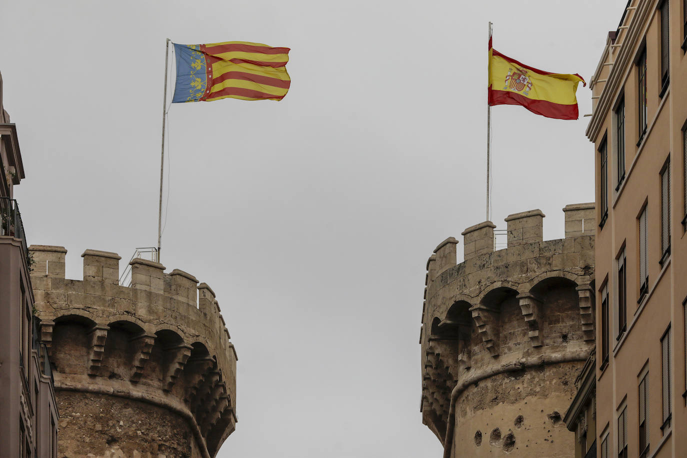 Las torres de Quart y la Lonja con más amarillo de la cuenta en las Senyeras