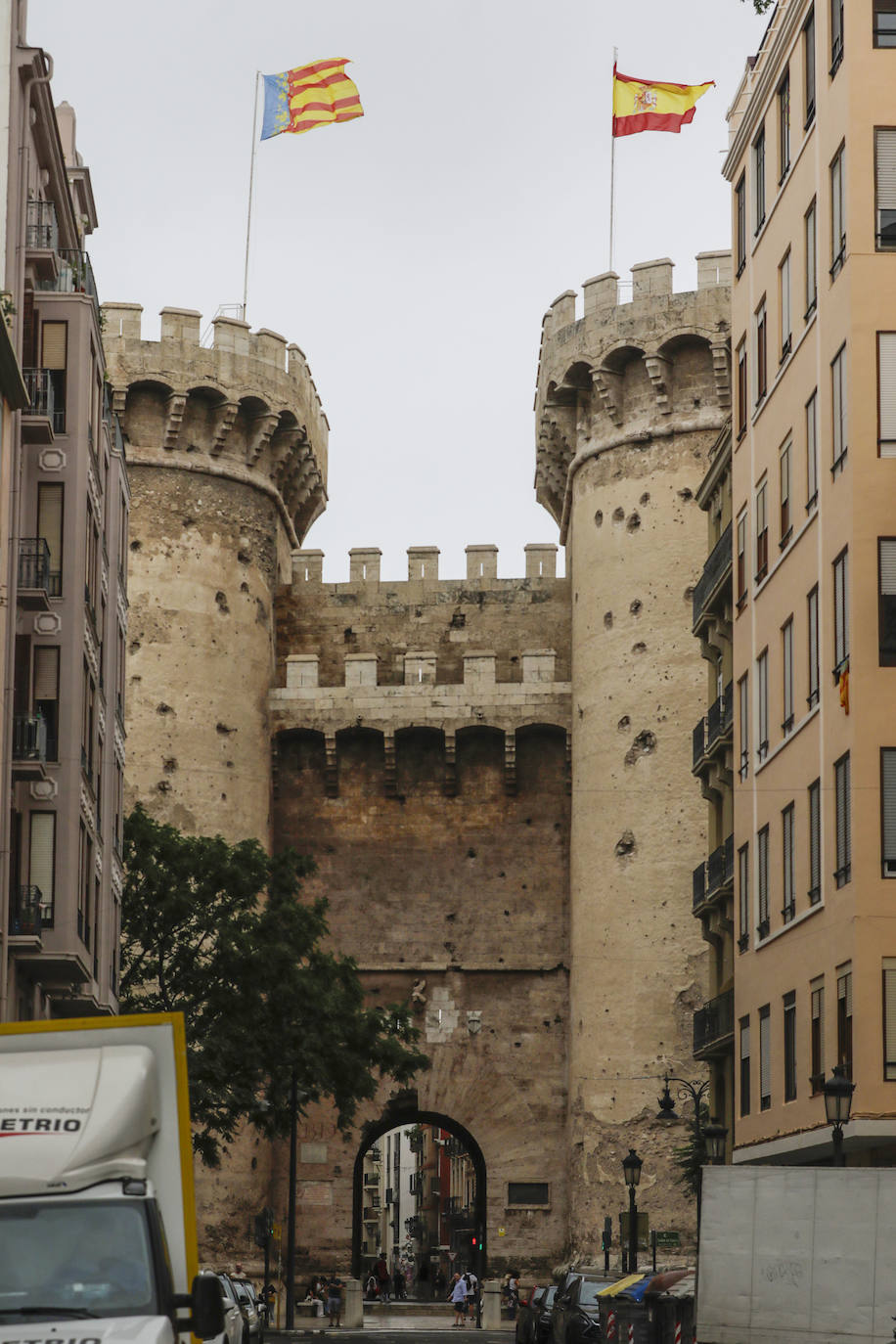 Las torres de Quart y la Lonja con más amarillo de la cuenta en las Senyeras