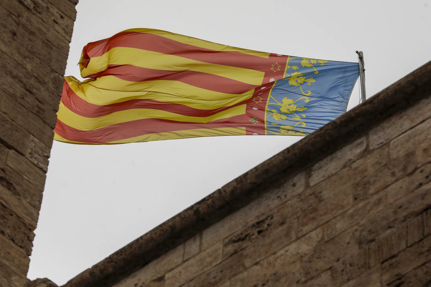 Las torres de Quart y la Lonja con más amarillo de la cuenta en las Senyeras