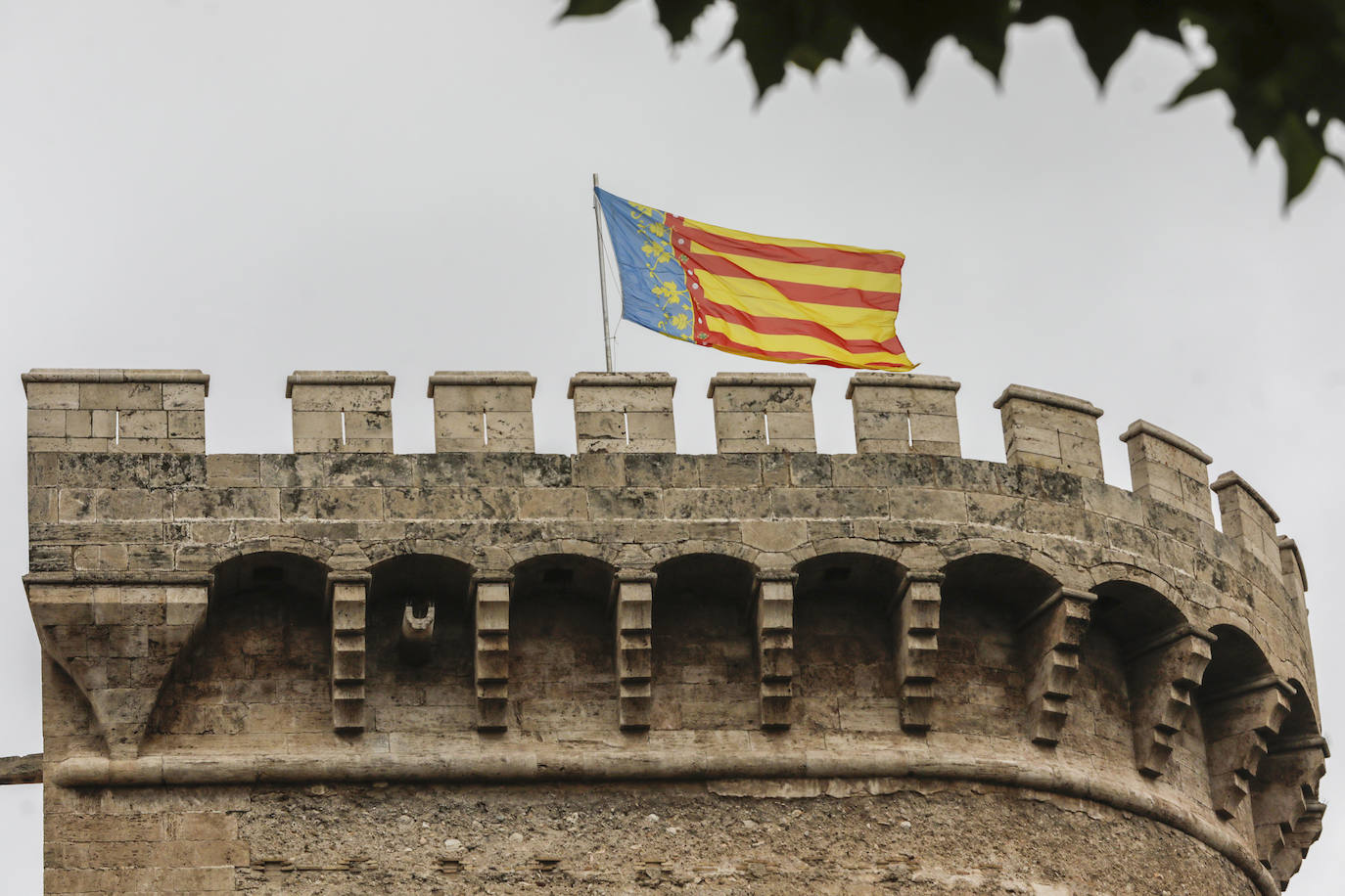 Las torres de Quart y la Lonja con más amarillo de la cuenta en las Senyeras