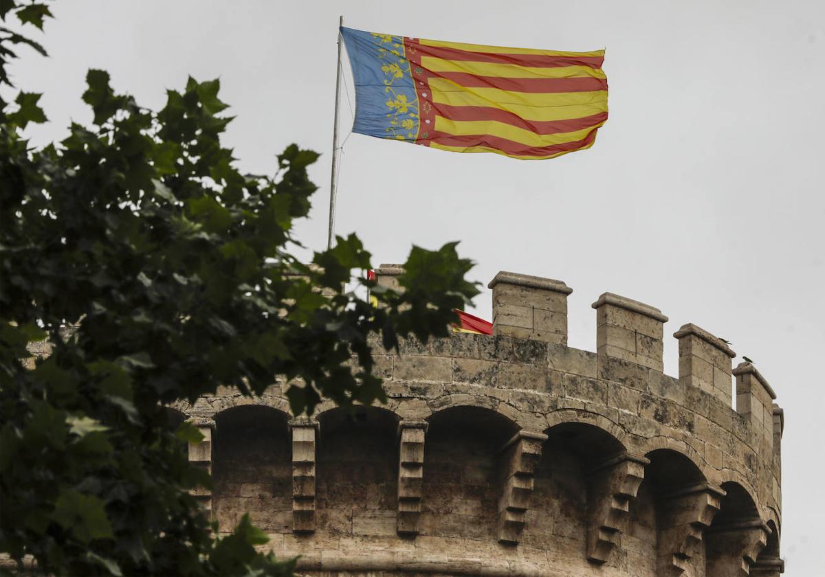 Las torres de Quart y la Lonja con más amarillo de la cuenta en las Senyeras