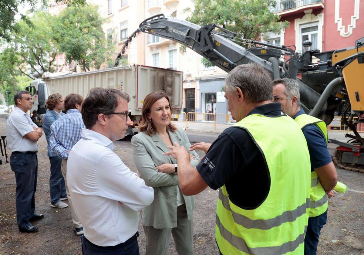 Visita de la alcaldesa de Valencia, María José Catalá, en Marqués de Zenete con Maesto Sosa.