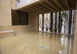 El patio de la Casa del Relojero lleno de agua.