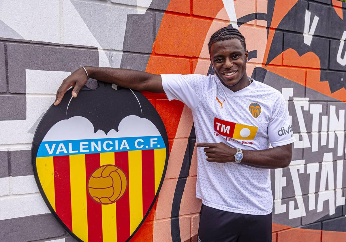 Declan Frith, posando con el escudo del Valencia en Paterna.